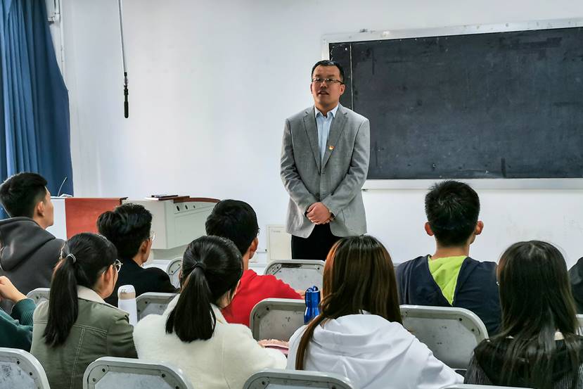 李杨首先介绍了2019级汉语言文学专业1班的基本情况以及日常的饮食
